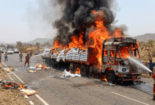 Nandurbar Heatwave Horror: Moving Truck Loaded with Rice Sacks Catches Fire and Burnt to Ashes