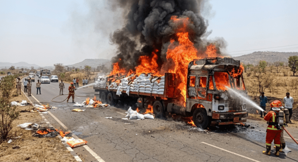 Nandurbar Heatwave Horror: Moving Truck Loaded with Rice Sacks Catches Fire and Burnt to Ashes