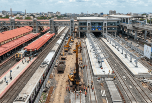 पुणे रेल्वे स्थानकाचा 'मेकओव्हर'; ४०० कोटींचा मेगा प्लॅन, आता ६ नवीन प्लॅटफॉर्म प्रवाशांच्या सेवेत येणार! पुणे: पुणे रेल्वे स्थानकावर वाढती प्रवाशांची संख्या आणि गाड्यांची गर्दी लक्षात घेता रेल्वे प्रशासनाने स्थानकाच्या विस्तारीकरणासाठी ४०० कोटी रुपयांचा मोठा प्रकल्प हाती घेतला आहे. या अंतर्गत पुणे स्थानकावर ६ नवीन प्लॅटफॉर्म (फलाट) उभारले जाणार असून, यामुळे स्थानकाची एकूण क्षमता १२ प्लॅटफॉर्मवर पोहोचणार आहे. प्रकल्पाची ठळक वैशिष्ट्ये: नवीन प्लॅटफॉर्म: सध्या पुणे स्थानकावर ६ प्लॅटफॉर्म आहेत. विस्तारानंतर येथे ११ आणि १२ क्रमांकाचे नवीन प्लॅटफॉर्म पहिल्या टप्प्यात तयार होतील. एकूण ६ नवीन प्लॅटफॉर्मची भर पडणार आहे. क्षमता वाढणार: दररोज १६०,००० हून अधिक प्रवाशांची वर्दळ असणाऱ्या पुणे स्थानकावरून सध्या २१० गाड्यांची ये-जा सुरू असते. नवीन प्लॅटफॉर्ममुळे गाड्यांचा खोळंबा कमी होईल आणि प्रवाशांना अधिक गाड्या उपलब्ध होतील. आधुनिक सुविधा: ४०० कोटींच्या या आराखड्यात केवळ प्लॅटफॉर्मच नव्हे, तर स्कायवॉक, नवीन सबवे आणि प्रवाशांसाठी प्रतीक्षालयांचे आधुनिकीकरणही समाविष्ट आहे. २४ डब्यांच्या गाड्यांचे नियोजन: सर्व नवीन प्लॅटफॉर्म २४ डब्यांच्या लांब पल्ल्याच्या गाड्या थांबू शकतील एवढ्या लांबीचे बांधले जाणार आहेत. कामाचे स्वरूप: प्रशासनाने दिलेल्या माहितीनुसार, मुंबईच्या दिशेने असलेल्या 'स्टेबलिंग लाइन्स' काढून त्या जागेत नवीन प्लॅटफॉर्म उभारले जातील. पार्सल विभागाजवळील मोकळ्या जागेचाही वापर यासाठी केला जाणार आहे. रेल्वे बोर्डाने या प्रकल्पाच्या पहिल्या टप्प्यासाठी निधी मंजूर केला असून प्रत्यक्ष कामाला सुरुवात झाली आहे. या प्रकल्पामुळे पुणे स्थानकावरील गर्दीचे नियोजन सोपे होईल आणि लांब पल्ल्याच्या गाड्यांना आउटरला थांबून राहावे लागणार नाही. पुणेकरांसाठी ही रेल्वे प्रवासातील एक मोठी क्रांती मानली जात आहे. #PuneRailwayStation #PuneNews #RailwayExpansion #IndianRailways #InfrastructureDevelopment #LocalNews #RailwayDevelopment #PuneInfrastructure