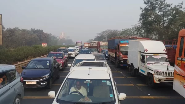 Actress Sonali Kulkarni Stuck in Mankhurd Traffic for 5 Hours; Calls the Experience 'Extremely Scary'
