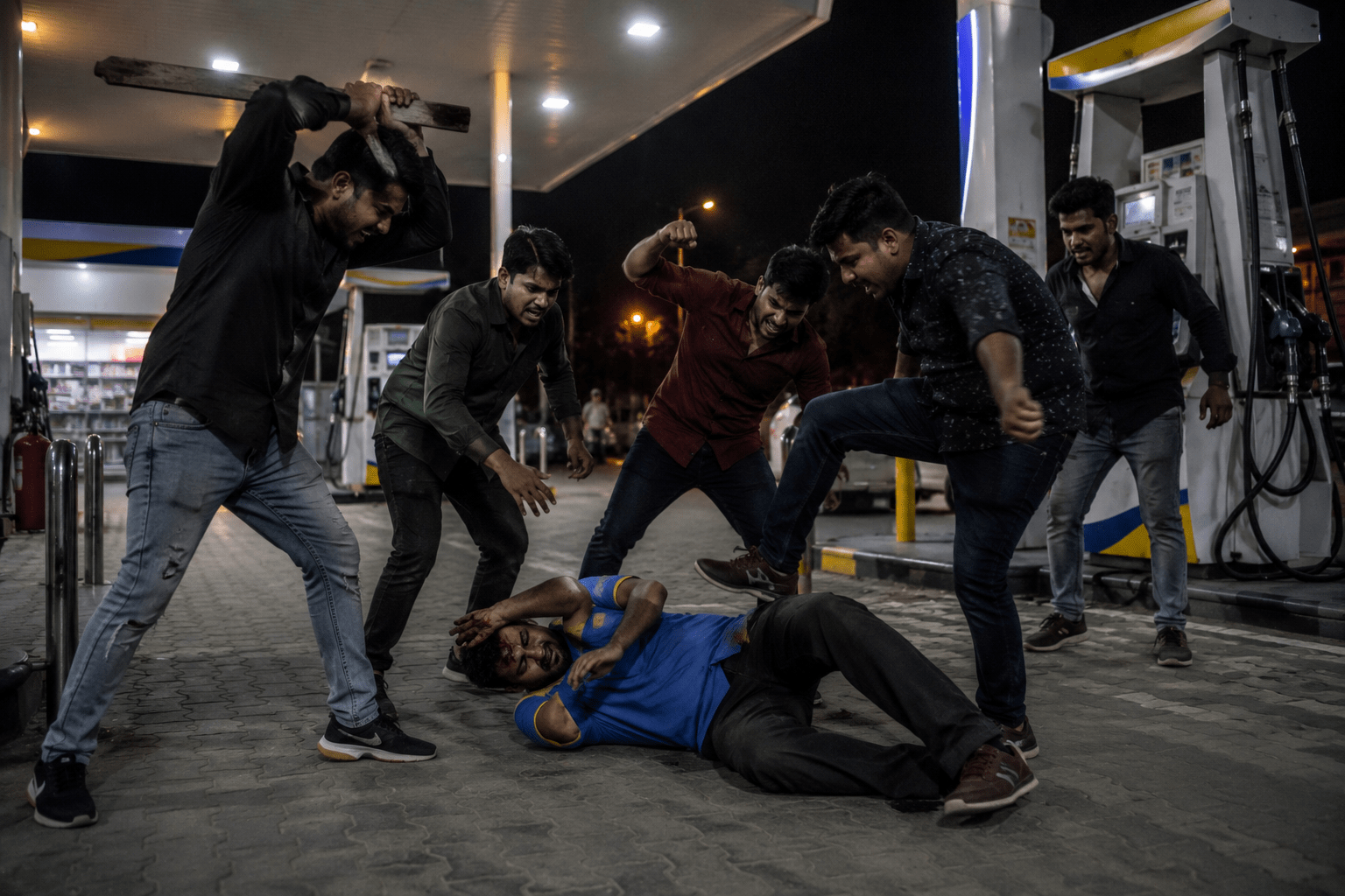 Six Armed Miscreants Brutally Attack Petrol Pump Employee in Kelwad