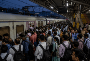 Power Outage Halts Central Railway on Kasara-Kalyan Route; Sunday Commuters Stranded for 1.5 Hours!"