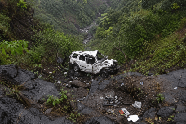 Ambenali Ghat Tragedy: Scorpio Plunges 800 Feet into Deep Gorge Killing 8 Satara Youths After Beach Vacation!
