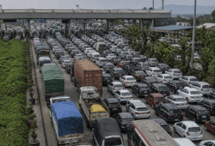 Long Queues at Anewadi Toll Plaza: Massive Traffic Jam on Pune-Bangalore Highway as Holiday Rush Peaks