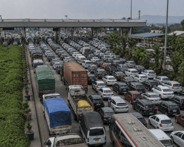 Long Queues at Anewadi Toll Plaza: Massive Traffic Jam on Pune-Bangalore Highway as Holiday Rush Peaks