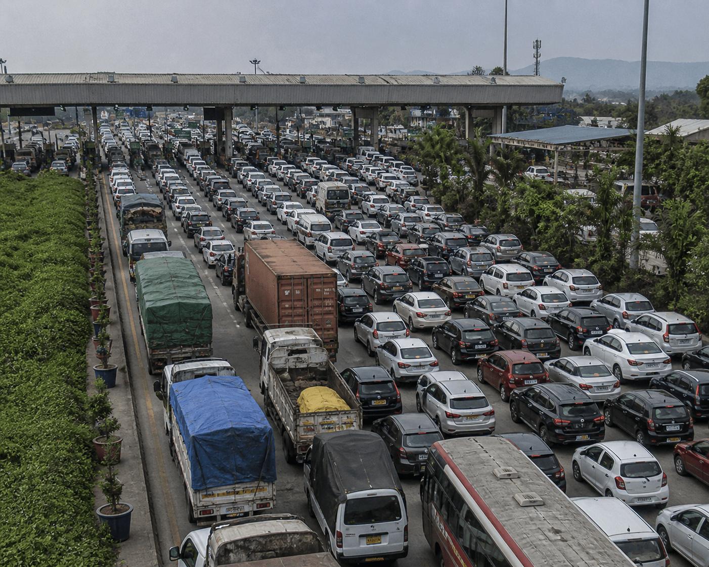 Massive Traffic Jam on Pune-Bangalore Highway as Holiday Rush Peaks
