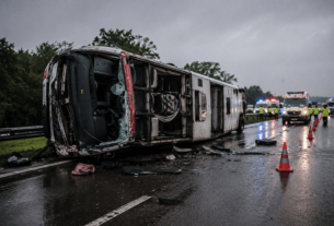 Double-Decker Bus Flips Over on Lucknow-Agra Highway; 6 Killed Including Cop and Prisoner
