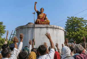 Land Dispute Protest: Farmer woman climbs water tank in Paithan demanding cancellation of illegal land mutation.