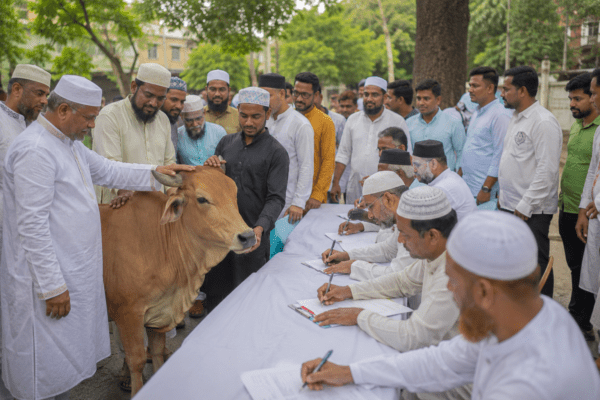 Muslim Community Joins Signature Campaign for Cow Protection, Pledging No Slaughter on Eid!
