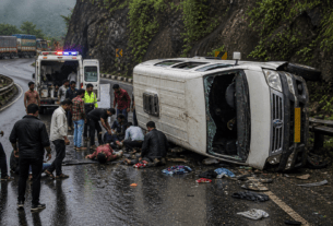 Mumbai-Goa Highway Horror: Tempo Traveller Overturns in Karnala Ghat; 10 Passengers Seriously Injured