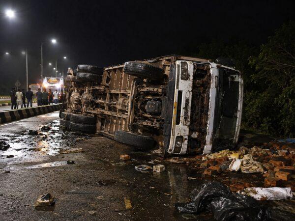 
Tragic Accident Near Katol: Brick-Loaded Eicher Truck Overturns, Three Innocent Laborers Killed!
