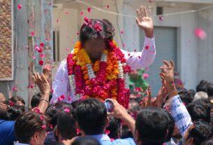 Outrage in UP: Flowers Showered and Grand Procession Held for Rape Accused After Bail, Viral Video Triggers Fury!