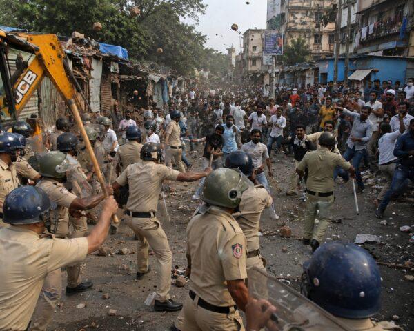 Bandra Encroachment Action Turns Violent: Angry Locals Pelt Stones At Police, Massive Lathi-Charge Sparks Outrage!
