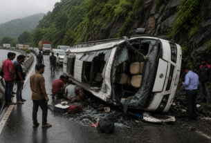 Mumbai-Pune Old Highway Horror: 8 Injured as Minibus Crashes Near Khopoli!
