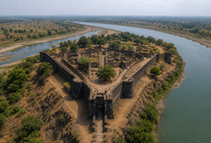 Explore the Magnificent Triangular Riverside Fortress and Pride of Khandesh!