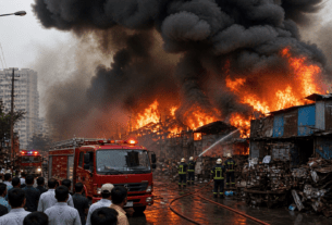 Massive Fire Breaks Out in Mankhurd's Scrap Yard; Firefighters Battle Blaze in Dense Mumbai Locality