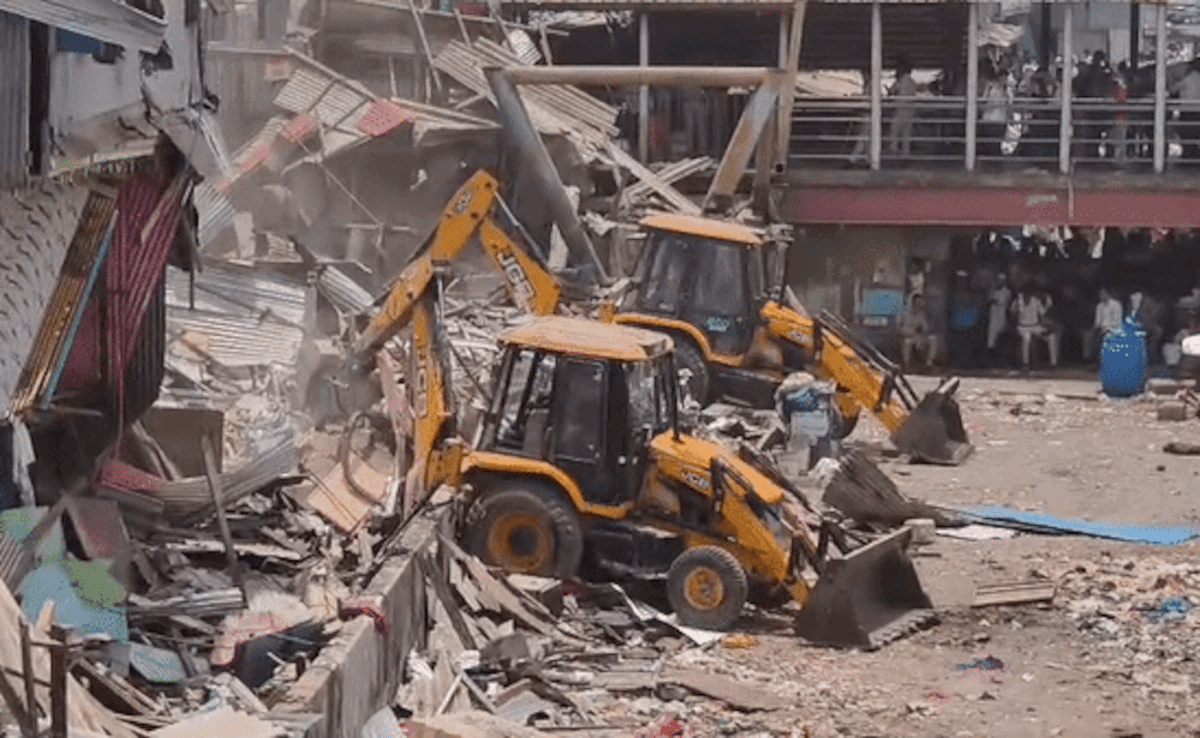 Bandra Demolition Crackdown: Over 400 Illegal Structures Razed in Garib Nagar Amid High Tension