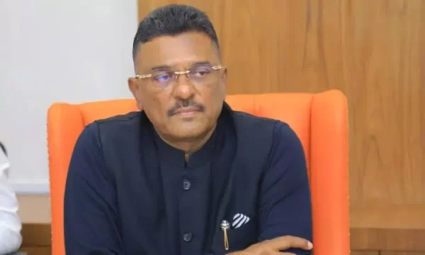 MLA Pratap Sarnaik Slams Overcharging Stall Owner at Lonavala Bus Stand; Forced to Refund Lady Passenger