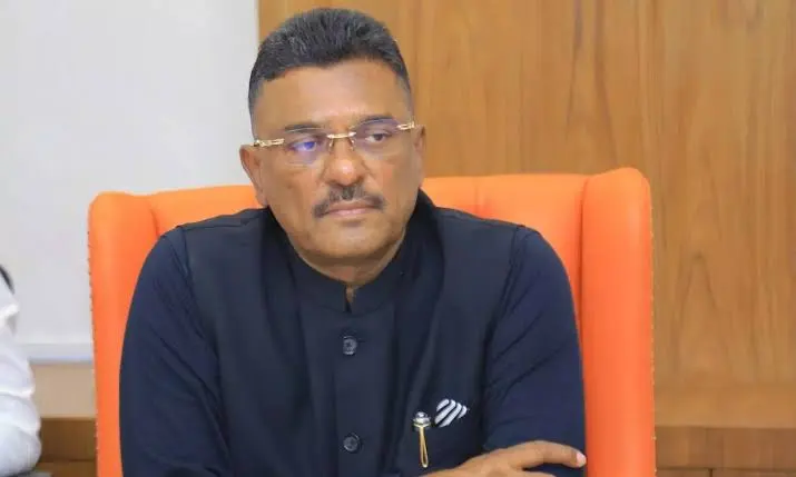 MLA Pratap Sarnaik Slams Overcharging Stall Owner at Lonavala Bus Stand