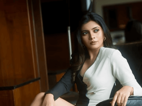 Bold & Beautiful: Actress Ruchira Jadhav's Stunning Black Blazer Photoshoot Sets Internet on Fire.