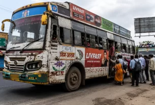 Scam in the Name of Comfort! 'Nim-Aram' Buses on Warud-Nagpur Route Cheat Passengers; Scrap Vehicles Covered in Ads.