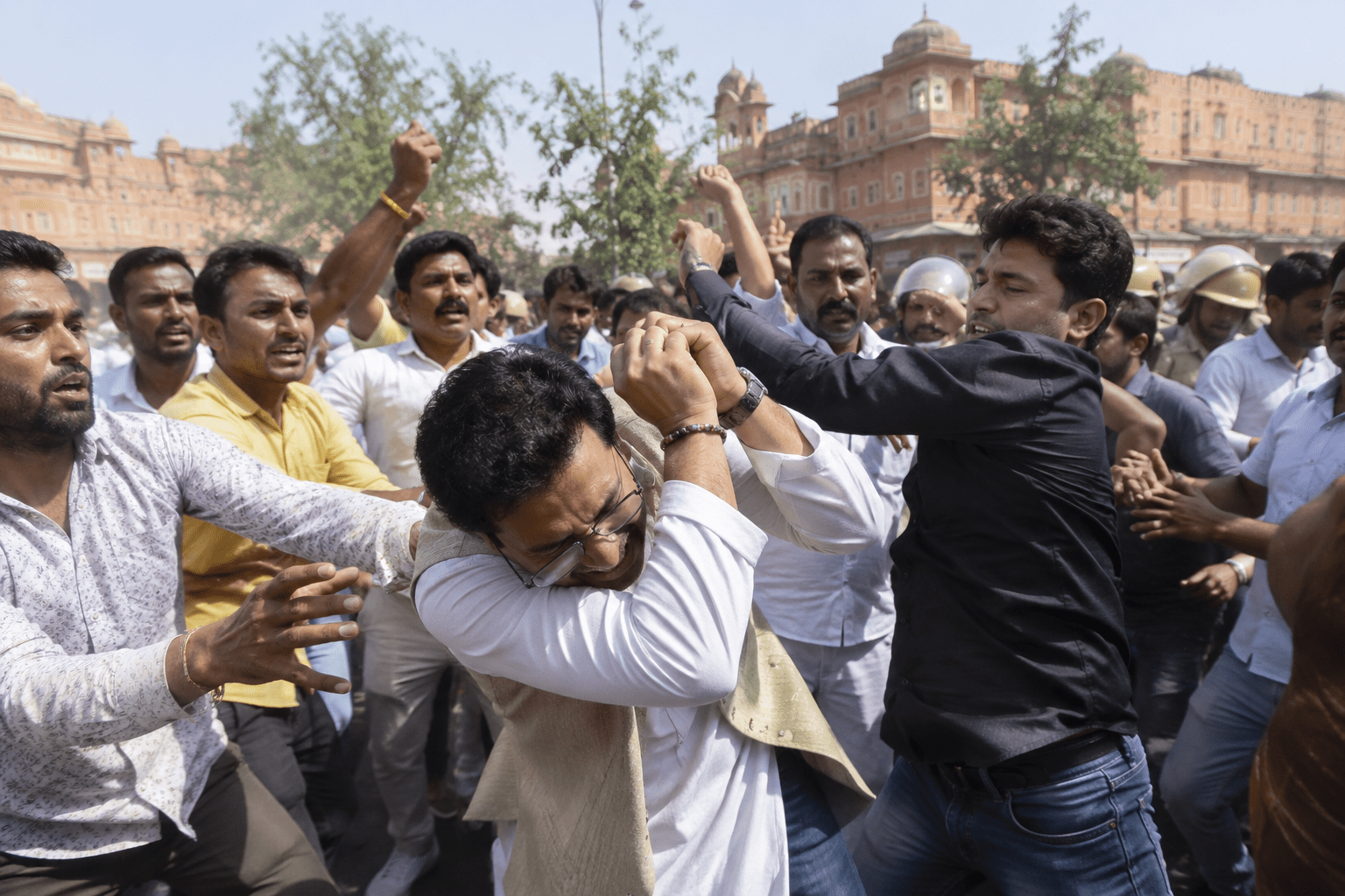 जयपूरमध्ये 'कॉकरोच जनता पक्षा'च्या आंदोलनात राडा; संस्थापक अभिजीत दिपके यांना अज्ञाताकडून मारहाण!