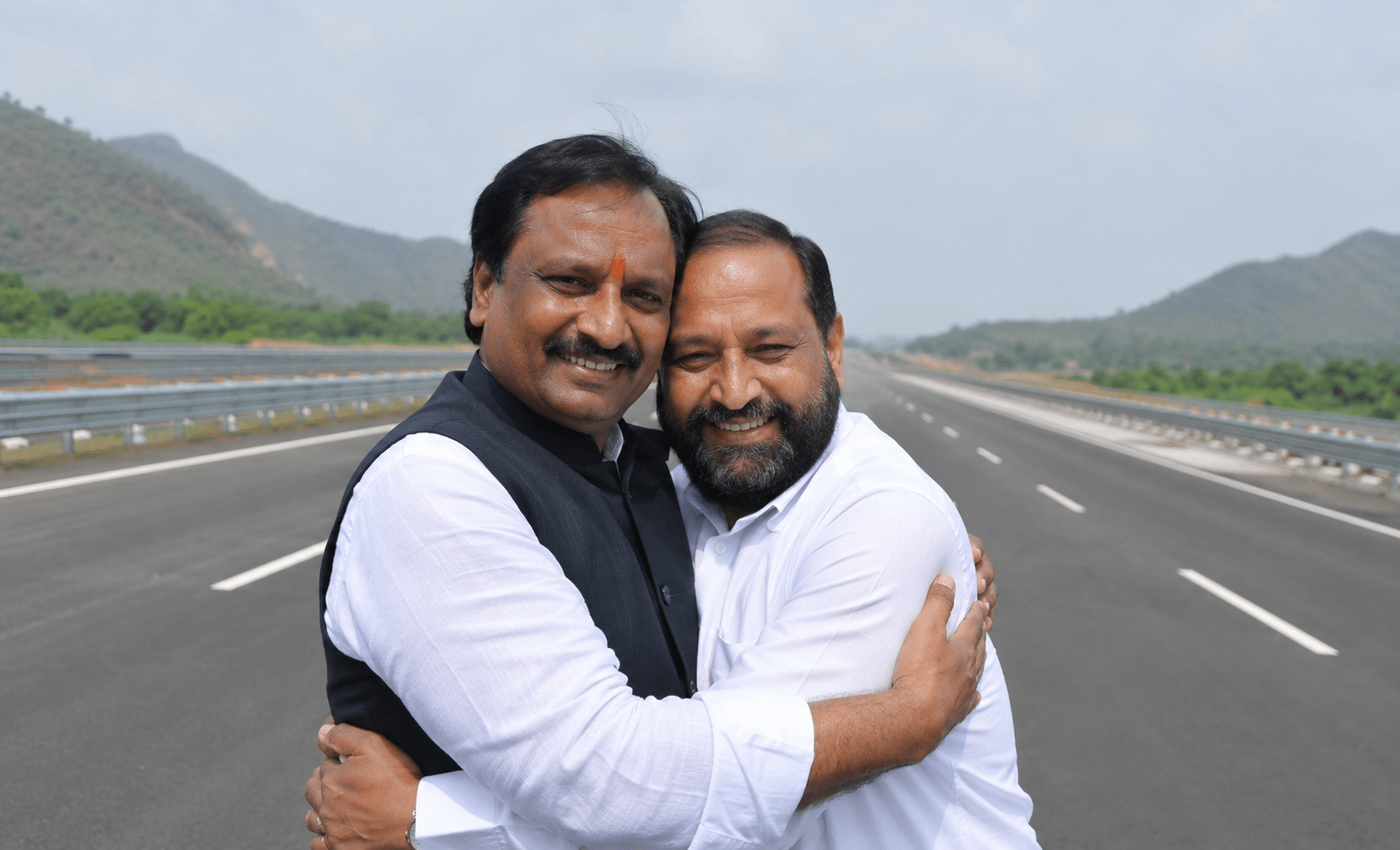 Political Earthquake on Samruddhi Highway! Ambadas Danve and Abdul Sattar’s Surprise Hug Sparks Rumors of Shiv Sena Reunion.