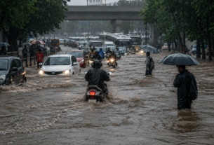 Pune Paralyzed: Heavy Rain Floods Roads and Disrupts Traffic Across the City
