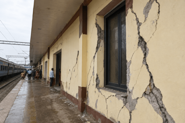 Cracks in Satara Station: Quality Concerns Mar "Amrit Bharat" Redevelopment Project