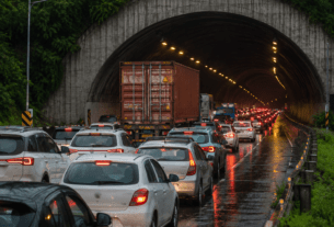 Massive Traffic Jam on Pune-Satara Highway: Container Breakdown Inside New Katraj Tunnel Causes 5km-Long Queue.