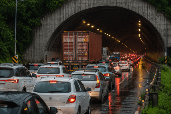 Massive Traffic Jam on Pune-Satara Highway: Container Breakdown Inside New Katraj Tunnel Causes 5km-Long Queue.