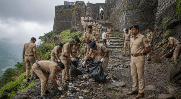 Administration in Action: Ratnagiri SP Nitin Bagate Visits Gopalgad Fort Amidst Ownership Row; Police Lead Cleanup Drive!