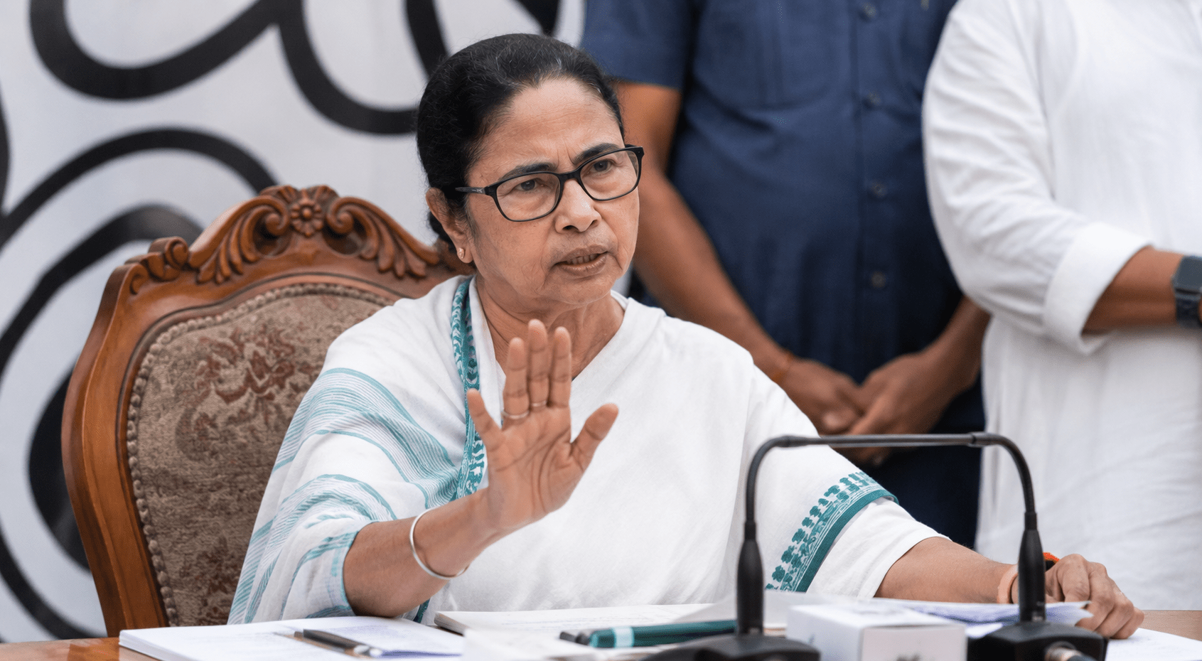 Political Earthquake in TMC: Mamata Banerjee Dissolves All Committees and Frontal Organizations Amidst Reports of Internal Split!