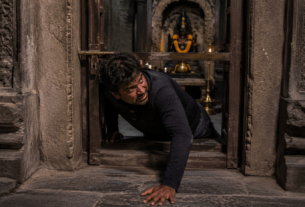 Funny Turn of Events: Thief Breaks Into Temple Through a Narrow Gap but Gets Trapped Inside All Night!