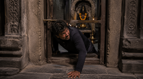 Funny Turn of Events: Thief Breaks Into Temple Through a Narrow Gap but Gets Trapped Inside All Night!