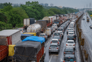 Massive 10-KM Traffic Jam on Mumbai-Bangalore Highway After Heavy Vehicle Breaks Down Near Bavdhan!