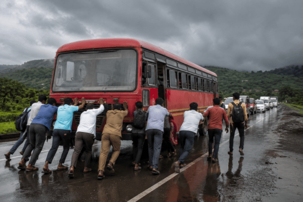 De Dhakka!" Breakdown Nightmare: MSRTC Red Bus Fails 5-6 Times in 45-KM Journey, Forcing Frustrated Passengers to Push Vehicle on Ashtavinayak Highway