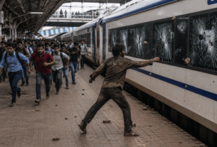 Railway Station Terror: Mentally Ill Man Attacks Passengers With Glass, Pelts Stones at Vande Bharat Express Near Nagpur!