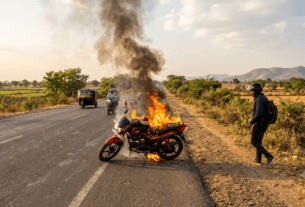 Narrow Escape on Nagpur-Umred Road: Moving Motorcycle Erupts in Flames Near Pachgaon