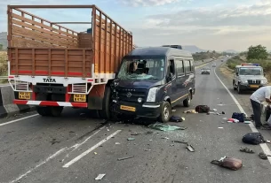 Tragic Accident on Pune-Bengaluru Highway: Tempo Traveller Rams into Stationary Truck; Grandfather-Granddaughter Duo Killed!