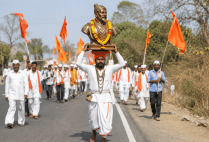 Shivbhakt Walks Miles Carrying a 39kg Statue of Chhatrapati Shivaji Maharaj on His Head