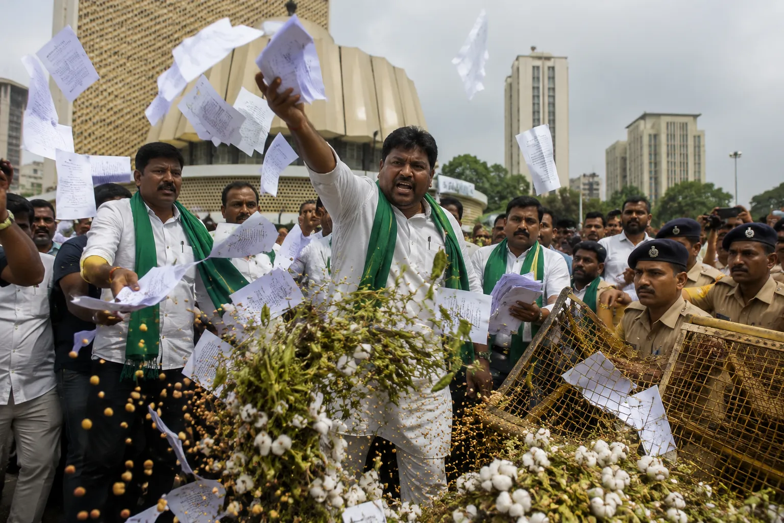 Farmers' Fury: Ravikant Tupkar Leads Aggressive Protest at Vidhan Bhavan, Demanding Loan Waiver and Crop Insurance