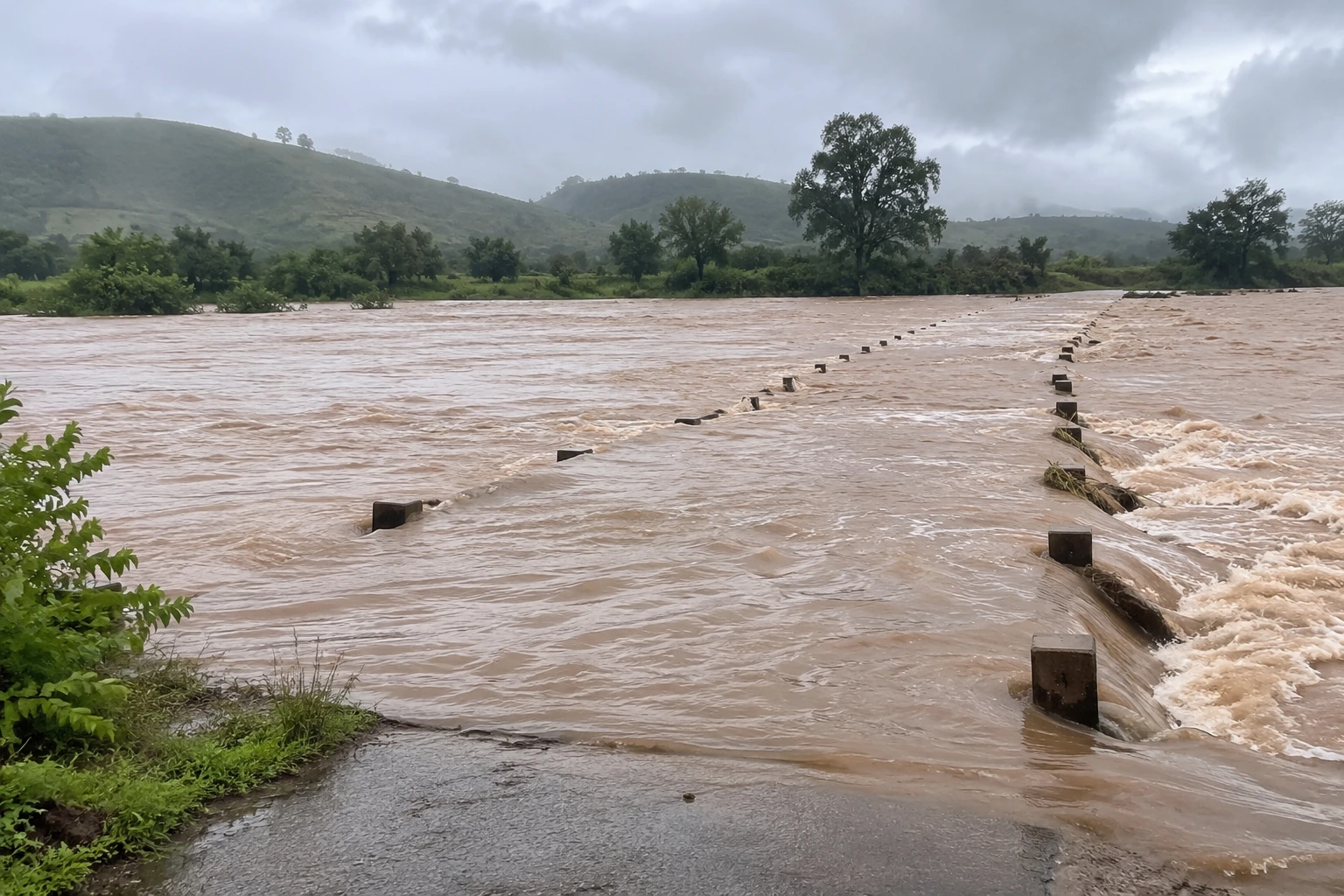 Heavy Rain Havoc in Satara: Temporary Bridge Over Tarli River Submerged; 10 Villages Cut Off From Connectivity!