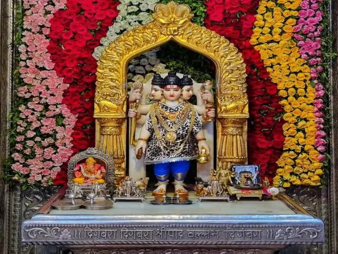 Guru Purnima Celebrated with Grandeur at Pune's Dagdusheth Dutt Temple