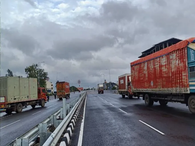 First Accident on the New Unique Flyover at Malkapur on Pune-Bengaluru