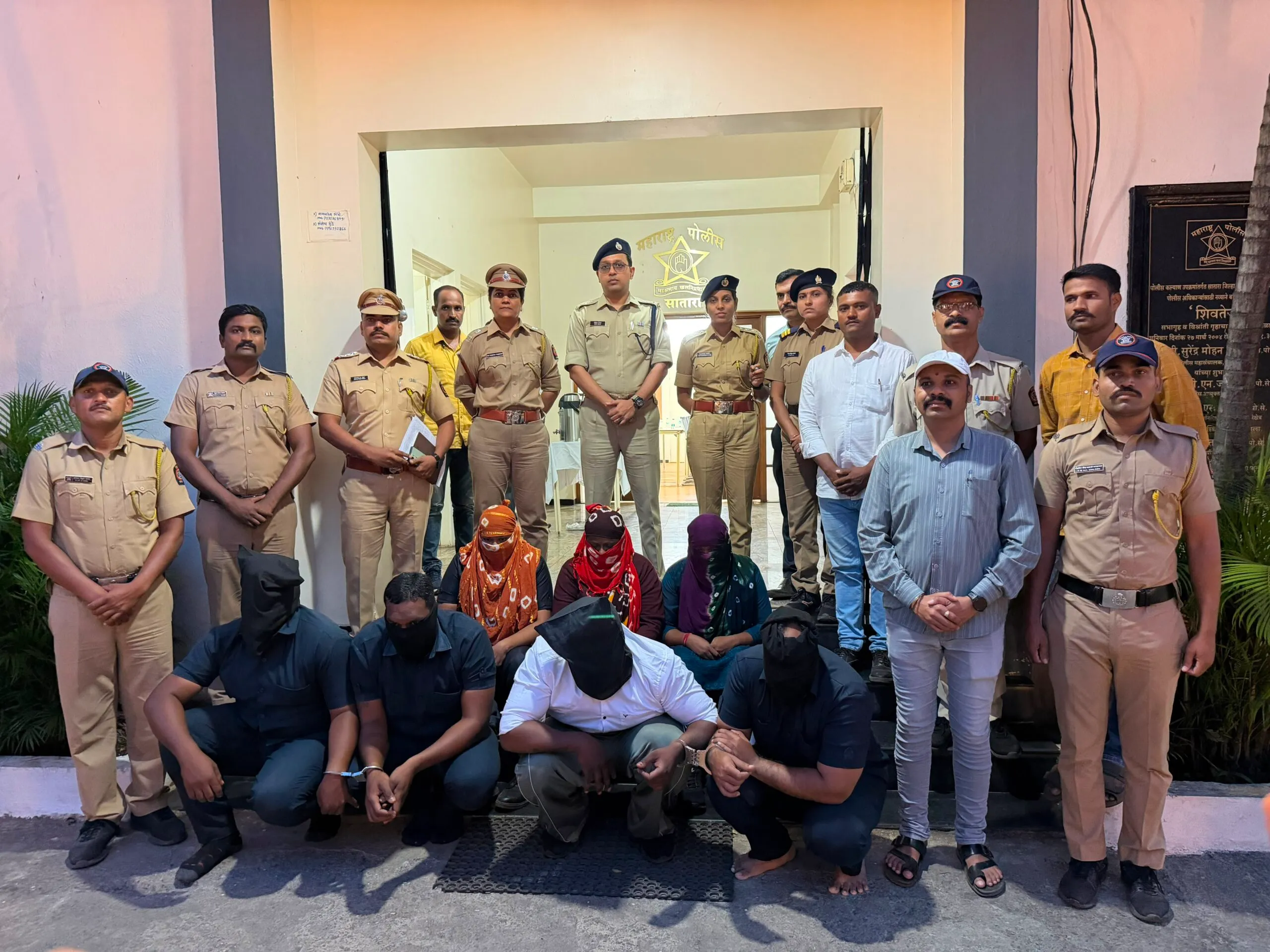 Seven Arrested for Robbing Passengers in Police Uniforms in Satara