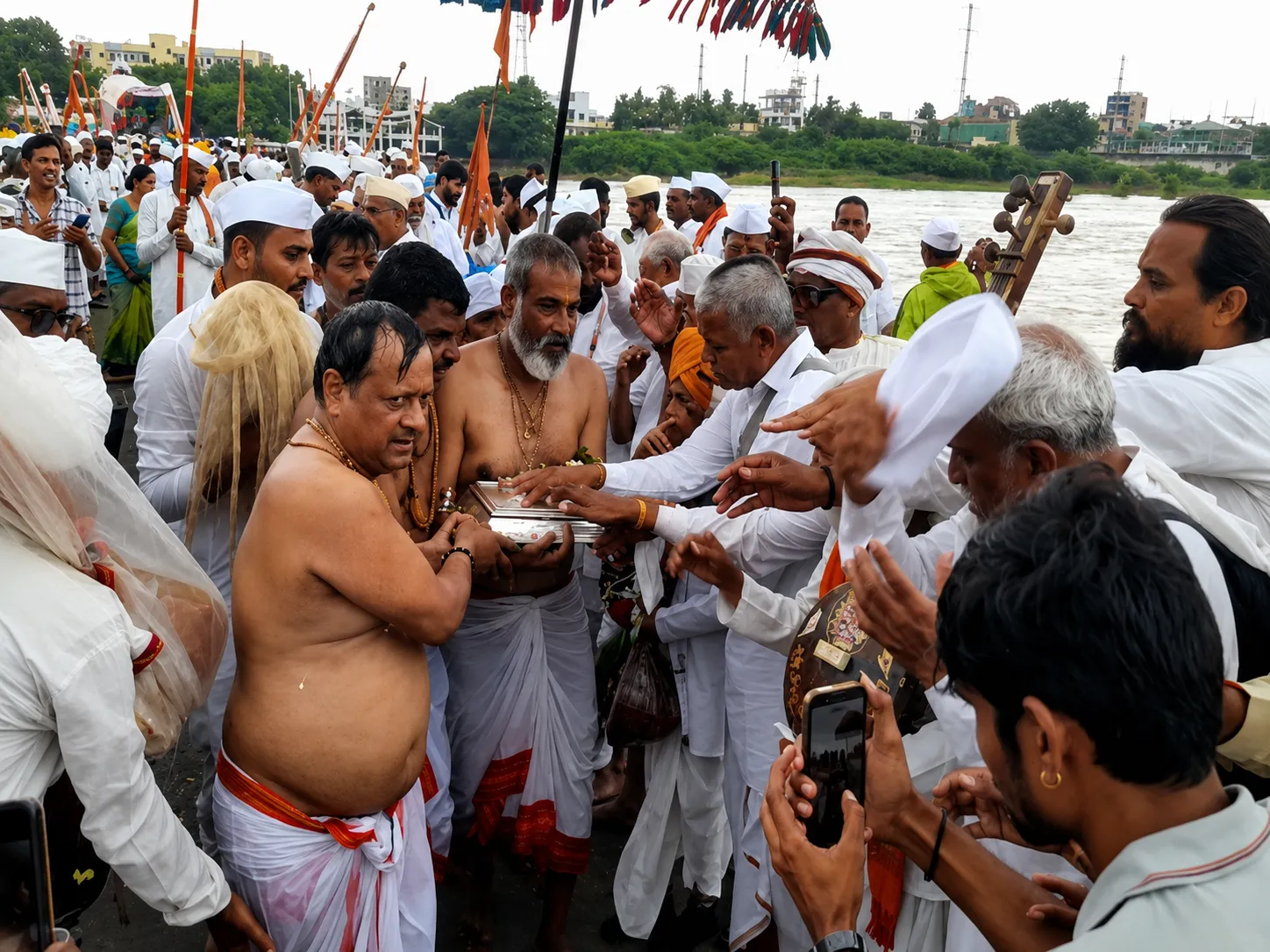 Sant Dnyaneshwar Maharaj Palkhi Procession Enters Pune District