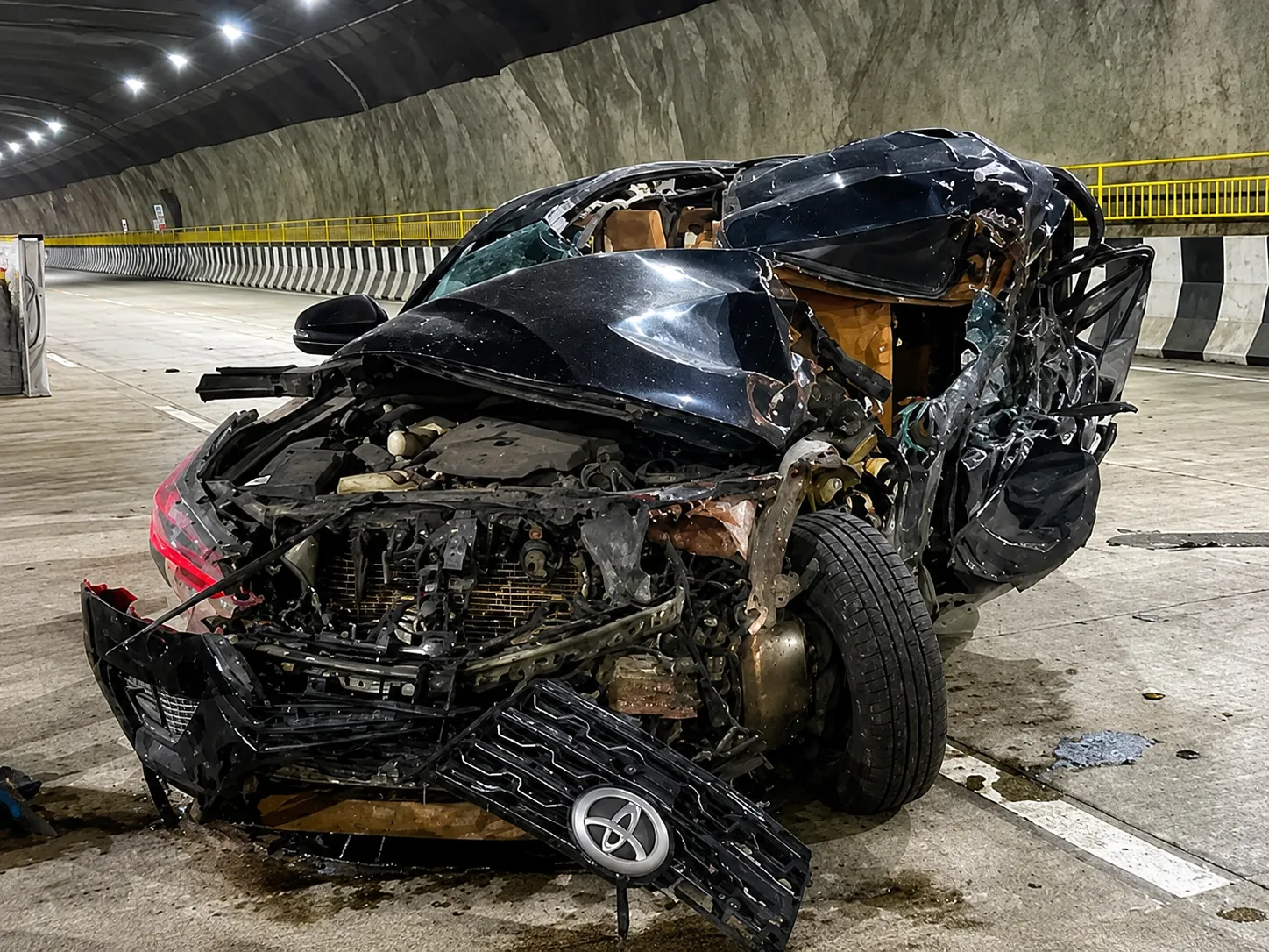 Fortuner Crushed After Hitting Tempo on Mumbai-Pune Expressway