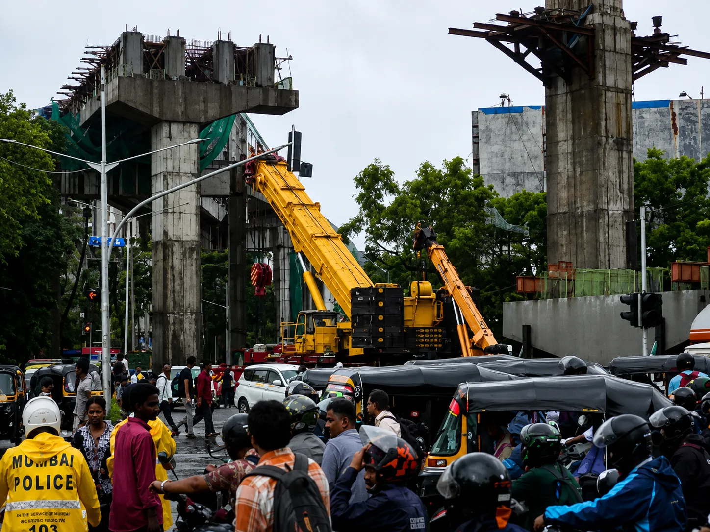 Traffic Paralysis in Juhu and Andheri Due to Metro-2B Crane Breakdown