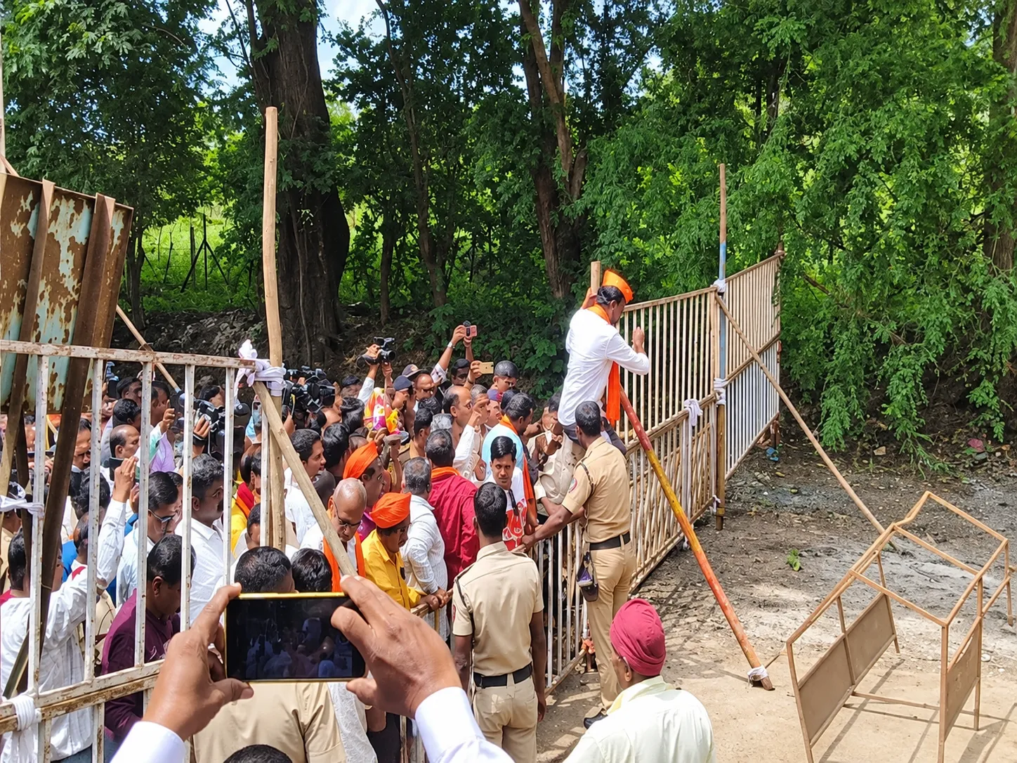 High Voltage Drama in Kolhapur: Ganesh Devotees and Police